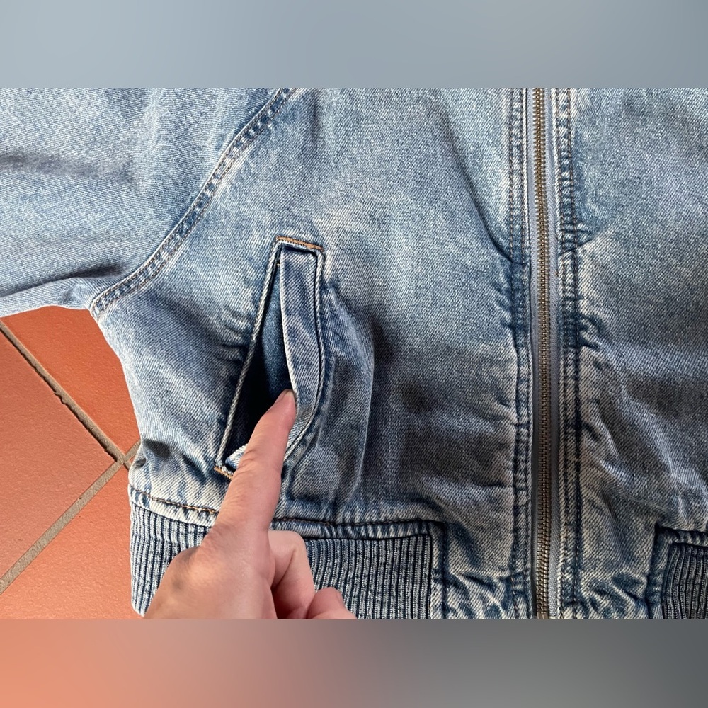 Pull And Bear Lightweight Cropped Denim Bomber Ja… - image 5